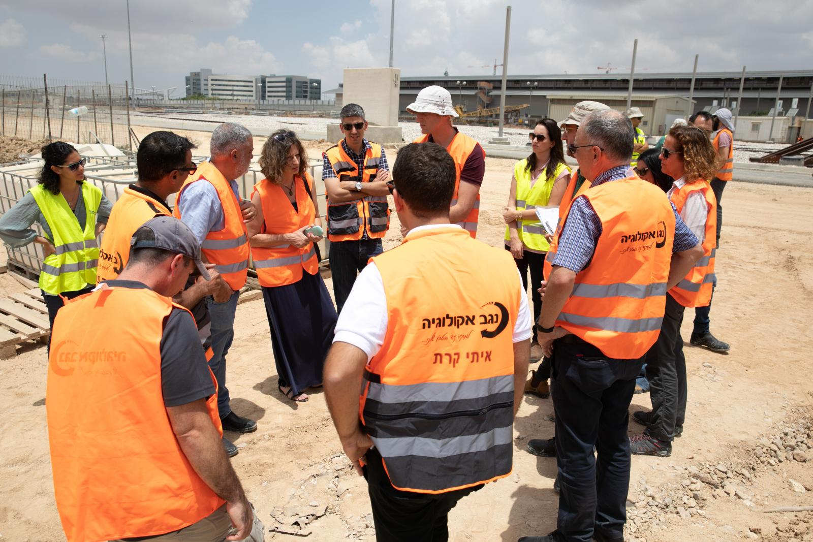 עובדי הרכבת ונגב אקולוגיה באתר (צילום: דיאגו מיטלברג)